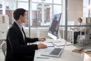 Men on his computer typing